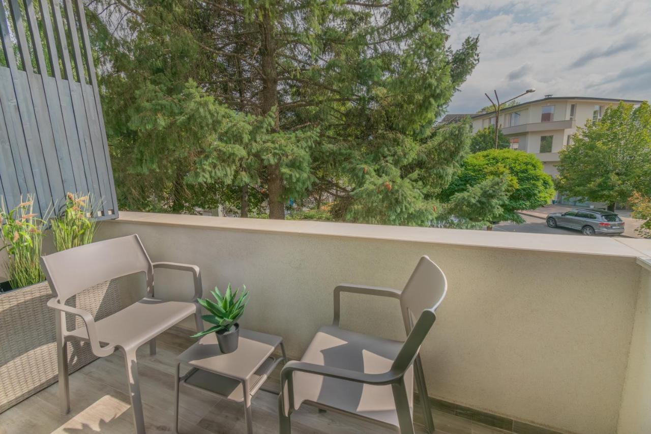 Hotel Osetia Garden Momchilgrad Exteriör bild